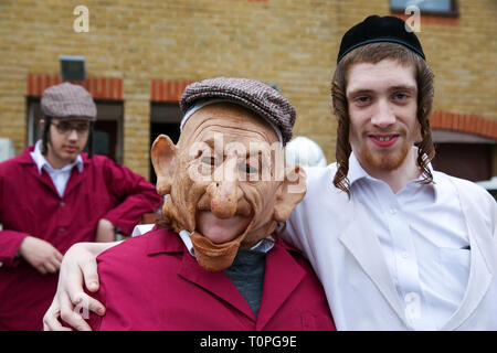 Londra, UK, UK. Xxi Mar, 2019. Ortodossi giovane visto indossare abiti a fantasia durante la festa di Purim nelle strade di Stamford Hill nel nord di Londra.Purim è uno dei più divertenti vacanze ebraiche. Essa commemora il tempo quando il popolo ebraico vive in Persia furono salvati dal massacro da Haman. È consuetudine di tenere il carnevale-come le celebrazioni del Purim e per gruppi di uomini di andare in giro visitando local gli uomini ricchi, per raccogliere per la loro carità. Credito: Dinendra Haria/SOPA Immagini/ZUMA filo/Alamy Live News Foto Stock