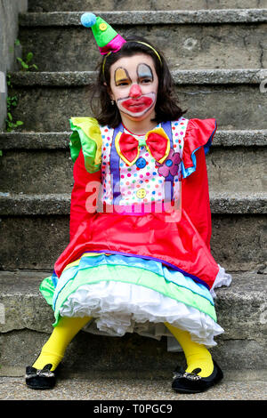 Londra, UK, UK. Xxi Mar, 2019. Un ortodosso ragazza ebrea è visto indossare un abito di fantasia durante la festa di Purim nelle strade di Stamford Hill nel nord di Londra.Purim è uno dei più divertenti vacanze ebraiche. Essa commemora il tempo quando il popolo ebraico vive in Persia furono salvati dal massacro da Haman. È consuetudine di tenere il carnevale-come le celebrazioni del Purim e per gruppi di uomini di andare in giro visitando local gli uomini ricchi, per raccogliere per la loro carità. Credito: Dinendra Haria/SOPA Immagini/ZUMA filo/Alamy Live News Foto Stock