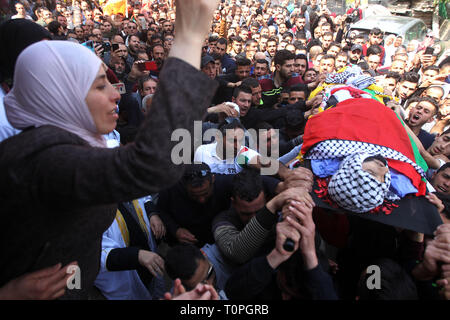 Betlemme, West Bank. Xxi Mar, 2019. Persone in lutto portano il corpo del palestinese Ahmed Manasrah, 26, che è stato ucciso da Israele la forze di occupazione a un checkpoint all'entrata della città di al-Khader, durante il suo funerale in Cisgiordania città di Betlemme. Credito: Wisam Hashlamoun APA/images/ZUMA filo/Alamy Live News Foto Stock
