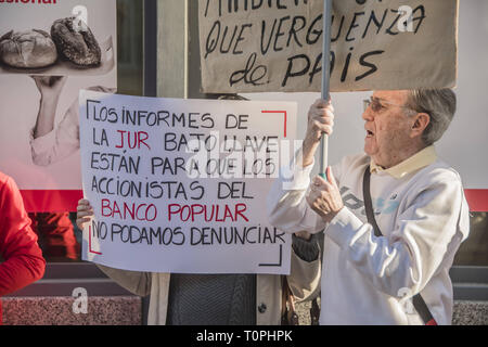 Madrid, Madrid, Spagna. Xxi Mar, 2019. Un anziano uomo visto tenendo un cartello che dice che vergogna del paese durante la protesta.dimostrazione contro la banca popolare, un gruppo della banca di Santander dai piccoli azionisti truffati nell'anno 2018. 305,000 azionisti hanno perso tutti i loro soldi per il fallimento della banca popolare. Eseguito mediante la frode del gruppo di Emilio Saracho con la Banca di Spagna. Credito: Alberto Sibaja SOPA/images/ZUMA filo/Alamy Live News Foto Stock