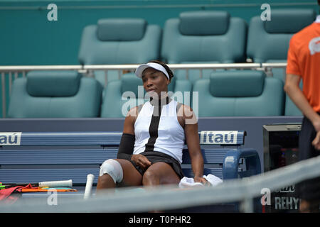 Giardini di Miami, Florida, Stati Uniti d'America. Xxi Mar, 2019. Venus Williams DI STATI UNITI D'AMERICA sconfigge Dalila Jakupovic della Slovenia durante il giorno quattro del Miami Open tennis su Marzo 21, 2019 nei giardini di Miami, Florida. Persone: Venus Williams Credito: Hoo Me.Com/Media punzone/Alamy Live News Foto Stock