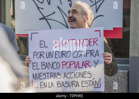 Madrid, Madrid, Spagna. Xxi Mar, 2019. Un uomo visto tenendo un cartello che dice che la banca Santander per un Euro acquista la banca popolare e le nostre azioni nel cestino sono durante la protesta.dimostrazione contro la banca popolare, un gruppo della banca di Santander dai piccoli azionisti truffati nell'anno 2018. 305,000 azionisti hanno perso tutti i loro soldi per il fallimento della banca popolare. Eseguito mediante la frode del gruppo di Emilio Saracho con la Banca di Spagna. Credito: Alberto Sibaja SOPA/images/ZUMA filo/Alamy Live News Foto Stock