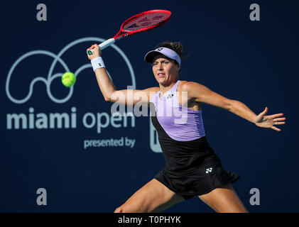 Giardini di Miami, Florida, Stati Uniti d'America. Xxi Mar, 2019. Tatjana Maria, della Germania, svolge un diretti contro Anna Karolina Schmiedlova, della Slovacchia, durante la sua partita vincente al 2019 Miami Open presentato da Itau professional tennis tournament, giocato all'Hardrock Stadium di Miami, Florida, Stati Uniti d'America. Mario Houben/CSM/Alamy Live News Foto Stock