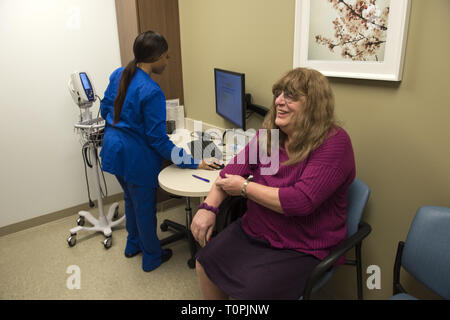 Decatur, GA, Stati Uniti d'America. Il 1° febbraio 2019. Jenny Howard, 68, si incontra con il dott. Vin Tangpricha, MD, un Endocrinologo all'università di Emory Clinic. Jenny, chi è transgender, la transizione da maschio a femmina nel 2005. ''Non ho potuto nascondere la mia transness eventuali ulteriori, '' ha detto. ''Al fine di fare il molto [ublic opera di educazione sulle reti di persone e di avvocato per loro, ho dovuto "Vieni fuori." Lei è un pensionato ingegnere dei sistemi. Il dott. Tangpricha considera i punteggi di transgender di pazienti in tutto il sud-est ed è presidente del mondo .Professional Association for Transgender Health (WPATH) che ha la missione di prom Foto Stock