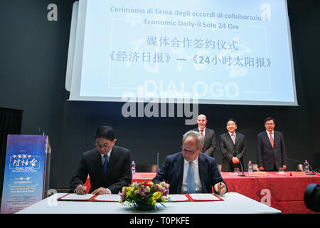 (190322) -- Roma, 22 marzo 2019 (Xinhua) -- Zheng Qingdong (L anteriore), deputy editor-in-chief della Cina il quotidiano economico e Giuseppe Cerbone, CEO dell'Italia del Gruppo Il Sole 24 Ore partecipare ad un accordo di cooperazione cerimonia di firma a un dialogo a Roma, Italia, 20 marzo 2019. Rappresentanti di aziende leader nel settore di cinese e i media italiani si sono impegnati il mercoledì qui per rinnovare e ampliare la collaborazione per facilitare la comprensione reciproca tra i popoli e per promuovere i legami bilaterali. Alla vigilia del Presidente cinese Xi Jinping la visita di stato in Italia, circa 200 funzionari governativi, media dirigenti, giornalisti e Foto Stock