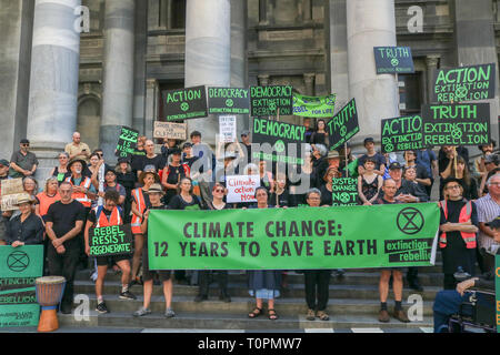 Adelaide Australia. Il 22 marzo 2019. Gli attivisti ambientali dalla ribellione di estinzione il cui motto è "Rebel per la vita' tappa una dimostrazione al di fuori del Sud Australia il Parlamento a richiamare l attenzione alle minacce poste all'ecosistema dal riscaldamento globale per il futuro del pianeta per mitigare il clima breakdown, arrestare la perdita di biodiversità e di ridurre al minimo il rischio di estinzione umana e il collasso ecologico Credito: amer ghazzal/Alamy Live News Foto Stock