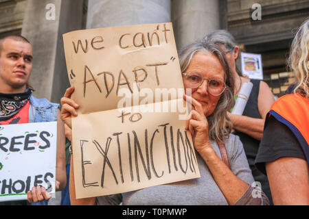 Adelaide Australia. Il 22 marzo 2019. Gli attivisti ambientali dalla ribellione di estinzione il cui motto è "Rebel per la vita' tappa una dimostrazione al di fuori del Sud Australia il Parlamento a richiamare l attenzione alle minacce poste all'ecosistema dal riscaldamento globale per il futuro del pianeta per mitigare il clima breakdown, arrestare la perdita di biodiversità e di ridurre al minimo il rischio di estinzione umana e il collasso ecologico Credito: amer ghazzal/Alamy Live News Foto Stock