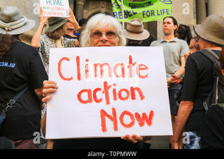 Adelaide Australia. Il 22 marzo 2019. Gli attivisti ambientali dalla ribellione di estinzione il cui motto è "Rebel per la vita' tappa una dimostrazione al di fuori del Sud Australia il Parlamento a richiamare l attenzione alle minacce poste all'ecosistema dal riscaldamento globale per il futuro del pianeta per mitigare il clima breakdown, arrestare la perdita di biodiversità e di ridurre al minimo il rischio di estinzione umana e il collasso ecologico Credito: amer ghazzal/Alamy Live News Foto Stock