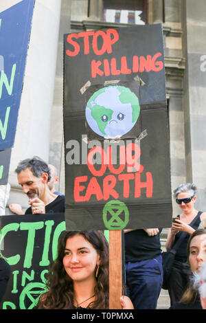 Adelaide Australia. Il 22 marzo 2019. Gli attivisti ambientali dalla ribellione di estinzione il cui motto è "Rebel per la vita' tappa una dimostrazione al di fuori del Sud Australia il Parlamento a richiamare l attenzione alle minacce poste all'ecosistema dal riscaldamento globale per il futuro del pianeta per mitigare il clima breakdown, arrestare la perdita di biodiversità e di ridurre al minimo il rischio di estinzione umana e il collasso ecologico Credito: amer ghazzal/Alamy Live News Foto Stock