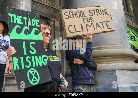 Adelaide Australia. Il 22 marzo 2019. Gli attivisti ambientali dalla ribellione di estinzione il cui motto è "Rebel per la vita' tappa una dimostrazione al di fuori del Sud Australia il Parlamento a richiamare l attenzione alle minacce poste all'ecosistema dal riscaldamento globale per il futuro del pianeta per mitigare il clima breakdown, arrestare la perdita di biodiversità e di ridurre al minimo il rischio di estinzione umana e il collasso ecologico Credito: amer ghazzal/Alamy Live News Foto Stock