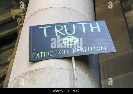 Adelaide Australia. Il 22 marzo 2019. Gli attivisti ambientali dalla ribellione di estinzione il cui motto è "Rebel per la vita' tappa una dimostrazione al di fuori del Sud Australia il Parlamento a richiamare l attenzione alle minacce poste all'ecosistema dal riscaldamento globale per il futuro del pianeta per mitigare il clima breakdown, arrestare la perdita di biodiversità e di ridurre al minimo il rischio di estinzione umana e il collasso ecologico Credito: amer ghazzal/Alamy Live News Foto Stock