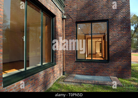 Krefeld, Germania. Xxi Mar, 2019. 'Haus esteri', un edificio residenziale costruito tra il 1928 e il 1930 dall'architetto tedesco-americana Ludwig Mies van der Rohe per un tessuto industriale in stile Bauhaus, è stato il museo di arte contemporanea dal 1981. Per quest'anno il centenario della Desigenschule der Moderne "Bauhaus' la casa è stata ristrutturata. Credito: Horst Ossinger/dpa/Alamy Live News Foto Stock