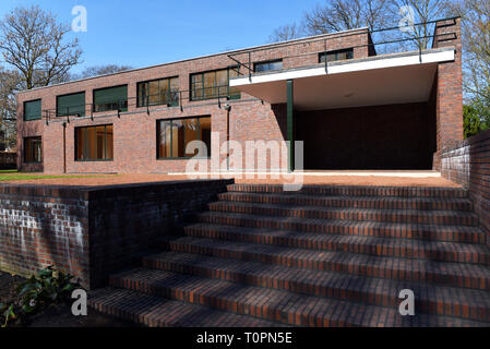 Krefeld, Germania. Xxi Mar, 2019. 'Haus esteri', un edificio residenziale costruito tra il 1928 e il 1930 dall'architetto tedesco-americana Ludwig Mies van der Rohe per un tessuto industriale in stile Bauhaus, è stato il museo di arte contemporanea dal 1981. Per quest'anno il centenario della Desigenschule der Moderne "Bauhaus' la casa è stata ristrutturata. Credito: Horst Ossinger/dpa/Alamy Live News Foto Stock