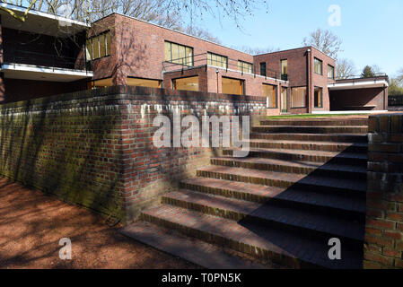 Krefeld, Germania. Xxi Mar, 2019. "Haus Lange', un edificio residenziale costruito tra il 1928 e il 1930 dall'architetto tedesco-americana Ludwig Mies van der Rohe per un tessuto industriale in stile Bauhaus, è stato il museo di arte contemporanea dal 1981. Per quest'anno il centenario della Desigenschule der Moderne "Bauhaus' la casa è stata ristrutturata. Credito: Horst Ossinger/dpa/Alamy Live News Foto Stock