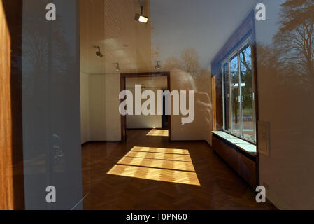 Krefeld, Germania. Xxi Mar, 2019. 'Haus esteri', un edificio residenziale costruito tra il 1928 e il 1930 dall'architetto tedesco-americana Ludwig Mies van der Rohe per un tessuto industriale in stile Bauhaus, è stato il museo di arte contemporanea dal 1981. Per quest'anno il centenario della Desigenschule der Moderne "Bauhaus' la casa è stata ristrutturata. Credito: Horst Ossinger/dpa/Alamy Live News Foto Stock