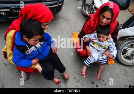 Marzo 21, 2019 - popolo del Kashmir prendere Leech trattamento sulle rive del Lago Dal Srinagar, Indiano Kashmir amministrato il 21 marzo 2019. Il trattamento tradizionale è tenuto ogni anno nel giorno di Nauroz (iraniane di Capodanno). I Guaritori utilizzano le sanguisughe per succhiare il sangue impuro dai pazienti che hanno la pelle, a freddo o gelo malattie. (Credito Immagine: © Muzamil Mattoo/IMAGESLIVE via ZUMA filo) Foto Stock