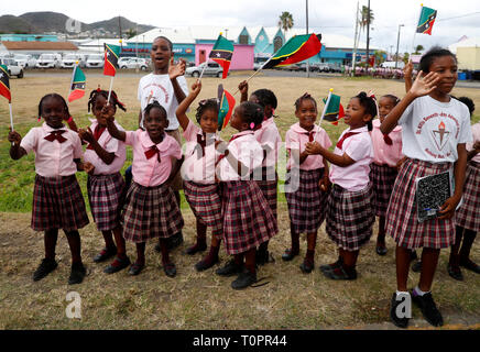 I bambini di attendere per il Principe di Galles e la duchessa di Cornovaglia per arrivare in Basseterre città in Saint Kitts e Nevis, in un giorno di visita all'isola dei Caraibi. Foto Stock