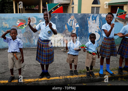 I bambini di attendere per il Principe di Galles e la duchessa di Cornovaglia per arrivare in Basseterre città in Saint Kitts e Nevis, in un giorno di visita all'isola dei Caraibi. Foto Stock