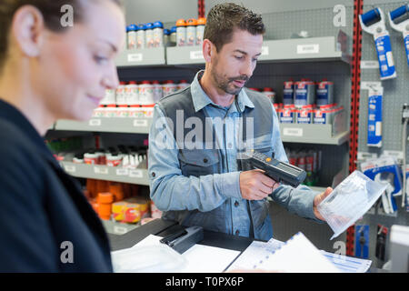 Controllo del lavoratore e la scansione in magazzino Foto Stock