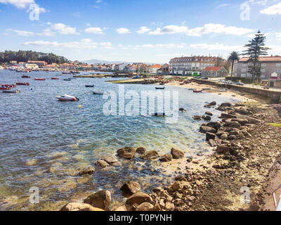 Spiaggia della marina e porto di pesca Area di Illa de Arousa Foto Stock