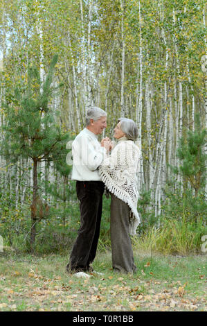 Ritratto di coppia senior danza nella foresta di autunno Foto Stock