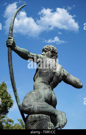 Statua di Archer di fronte al parco cittadino pattinaggio su ghiaccio la costruzione di Budapest, Ungheria Foto Stock