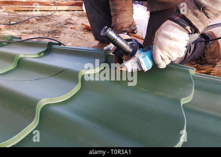 I tagli di master professionale di un foglio di lamiera per l'installazione sul tetto della casa 2019 Foto Stock