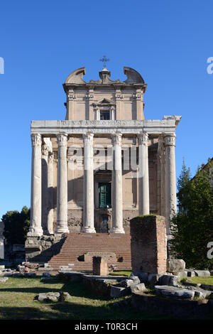 Tempio di Antonino e Faustina 141annuncio, in seguito convertita in chiesa di San Lornza in Miranda, sulla Via Sacra Strada Romana nel Foro Romano Roma Italia Foto Stock