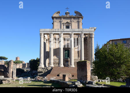 Tempio di Antonino e Faustina 141annuncio, in seguito convertita in chiesa di San Lornza in Miranda, sulla Via Sacra Strada Romana nel Foro Romano Roma Italia Foto Stock