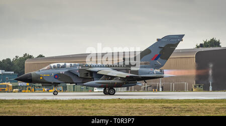 RAF Tornado GR4 da RAF Marham decolla con postcombustione completa Foto Stock