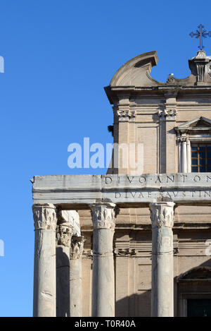 Classica e barocca frontoni del tempio di Antonino e Faustina 141annuncio, in seguito convertita in chiesa di San Lornza in Miranda, Foro Romano Roma Italia Foto Stock