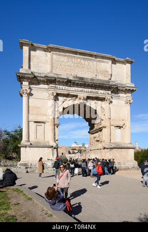 I turisti intorno all'Arco Trionfale di Tito cAD82 sulla Via Sacra strada romana, Foro Romano, Roma Italia. Celebra la vittoria di Roma su Gerusalemme 70ANNUNCIO Foto Stock