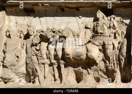 Bas-Relief di Vittoria Procesion dell'Imperatore Tito dopo l'assedio di Gerusalemme AD70, sull arco trionfale di Tito cAD82 sulla Via Sacra Forum Roma Italia Foto Stock