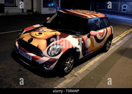 Pudsey,l,bear,i bambini,a,necessità,graphic,a,mini,auto,parcheggiato,a,street,Cowes,Isle of Wight,l'Inghilterra,UK, Foto Stock