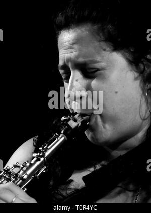 PERUGIA, Italia - 15 luglio 2011 - Anat Cohen suona alto sassofono sul palco principale a Umbria Jazz Festival - Luglio 15, 2011 a Perugia, Italia Foto Stock