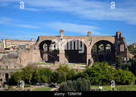 Basilica di Massenzio & Constantin (312AD), una volta che il più grande edificio in antico Foro Romano Roma Italia Foto Stock