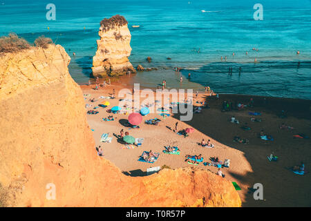 LAGOS, Portogallo - Agosto 28, 2017: turisti Divertirsi in acqua, rilassarsi e prendere il sole nella città di Lagos sulla spiaggia all'Oceano del Portogallo Foto Stock