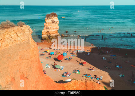 LAGOS, Portogallo - Agosto 28, 2017: turisti Divertirsi in acqua, rilassarsi e prendere il sole nella città di Lagos sulla spiaggia all'Oceano del Portogallo Foto Stock