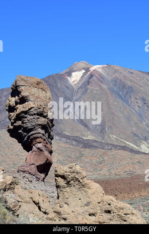 Vista di Roque Cinchado con il monte Teide in background Foto Stock