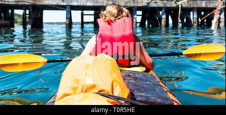 Immagine dal passeggero di due persona kayak di fronte vogatore da dietro e guardando dove la barca sta andando in Bar Harbor, Maine. Foto Stock