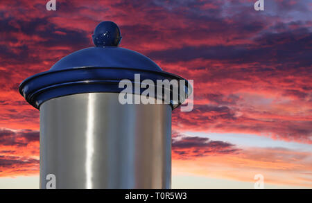 Pubblicità vuota colonna nella parte anteriore del cielo con il sorgere del sole Foto Stock