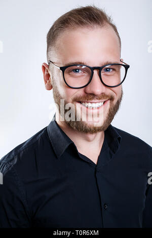 Laughing Man in occhiali, close up ritratto in studio Foto Stock