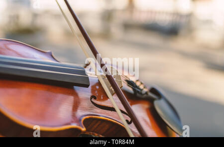 Dettaglio del violino. Messa a fuoco selettiva con profondità di campo ridotta. Foto Stock