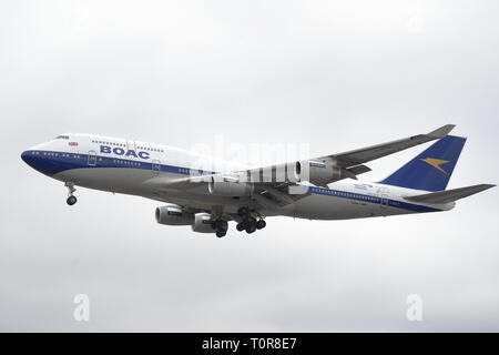 British Airways Boeing 747 G-BYGC BOAC in livrea rétro atterraggio all'Aeroporto Heathrow di Londra, Regno Unito Foto Stock