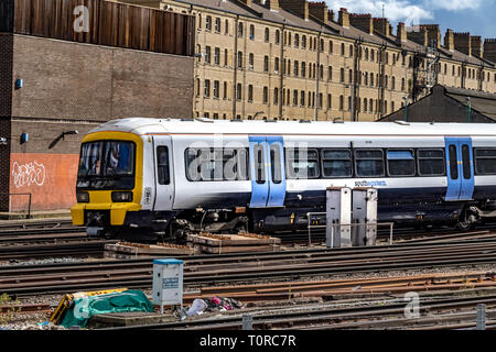 Treno della Southern Rail vicino a Ebury Bridge per l'avvicinamento finale alla Victoria Station, Londra, Regno Unito Foto Stock