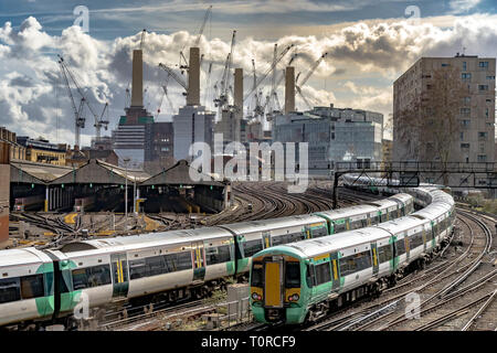 Southern Rail Train in avvicinamento a Ebury Bridge per l'avvicinamento finale alla Victoria Station, con la Battersea Power Station in lontananza, Londra, Regno Unito Foto Stock