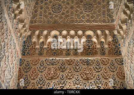 Arabesque Mudjar lavori in gesso all'interno del vestibolo di Don Pedro's Palace, completato nel 1366. Alcazar di Siviglia, Siviglia, Spagna Foto Stock