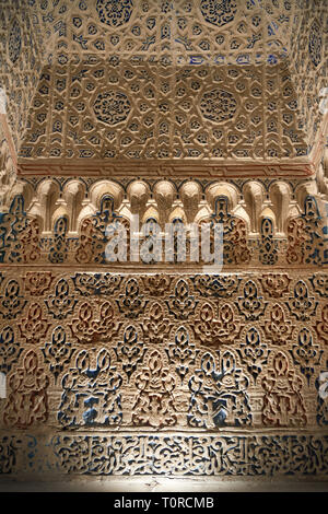 Arabesque Mudjar lavori in gesso all'interno del vestibolo di Don Pedro's Palace, completato nel 1366. Alcazar di Siviglia, Siviglia, Spagna Foto Stock