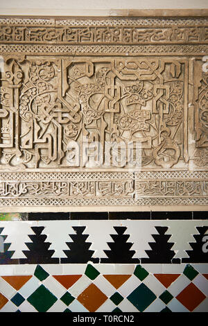 Arabesque Mudjar lavori in gesso e piastrelle Zillige all'interno del vestibolo di Don Pedro's Palace, completato nel 1366. Alcazar di Siviglia, Siviglia, Spagna Foto Stock