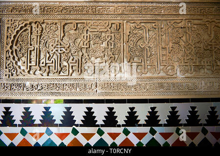 Arabesque Mudjar lavori in gesso e piastrelle Zillige all'interno del vestibolo di Don Pedro's Palace, completato nel 1366. Alcazar di Siviglia, Siviglia, Spagna Foto Stock